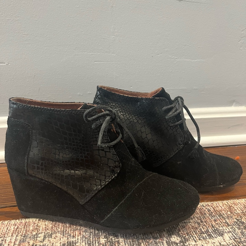 NEW TOMS Snakeskin “Desert Wedge” Booties